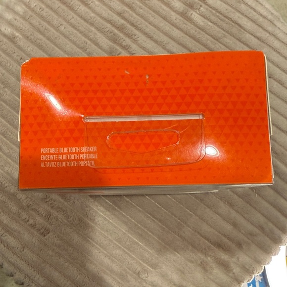 JBL Karol G Clip 4 Portable Speaker - Picture 4 of 5